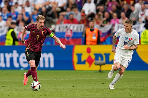 Kevin De Bruyne dribbles past Juraj Kucka 